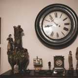 ...e un orologio da muro con numeri romani